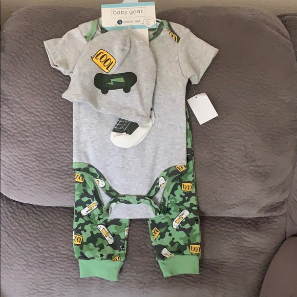 Baby four piece outfit set - Picture 1 of 3
